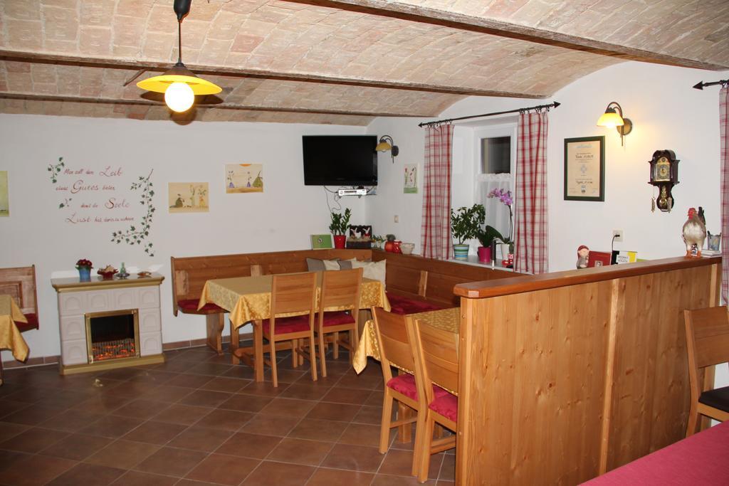 Haus Resi Apartment Staatz Екстериор снимка