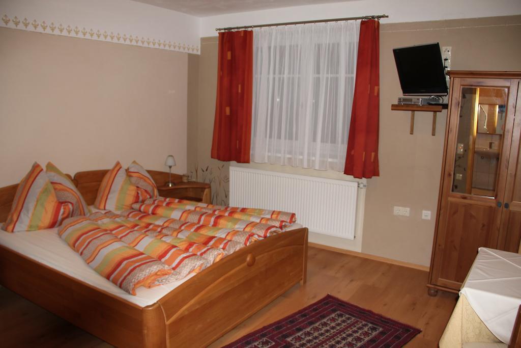 Haus Resi Apartment Staatz Стая снимка