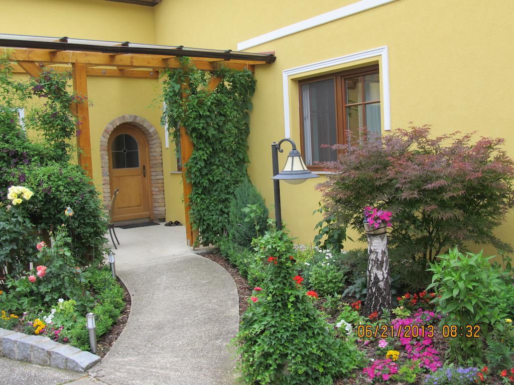 Haus Resi Apartment Staatz Стая снимка